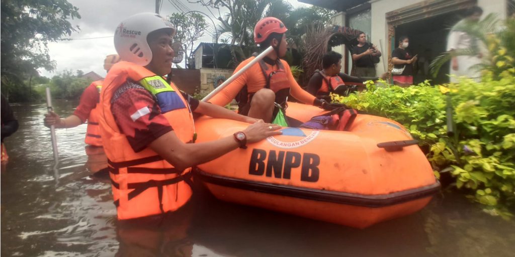 Hadapi Dampak Cuaca Ekstrem, Pemda Diminta Lakukan Mitigasi Bencana - bnpb evakuasi banjir - www.indopos.co.id