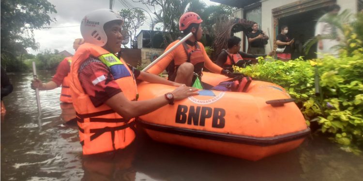 Tim BPBD Provinsi Bali saat mengevakuasi sejumlah wisatawan asing dari tempat penginapan setelah terdampak banjir di Seminyak, Bali, Sabtu (8/10/2022). (Dok. BNPB)