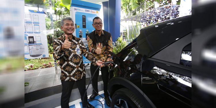 Direktur Utama PLN Darmawan Prasodjo (kanan) dan Direktur Utama Bank BRI Sunarso (kiri) saat meresmikan pengoperasian Stasiun Pengisian Kendaraan Listrik Umum (SPKLU) Brilian 1 di Kantor Pusat BRI, Jakarta. (Dok PLN)