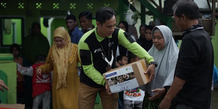 Dompet Dhuafa dan LEKA Indonesia menyalurkan 100 paket sembako di Kecamatan Cigudeg, Kabupaten Bogor pada Jumat (23/9/2022). Foto : Dompet Dhuafa for indopos.co.id