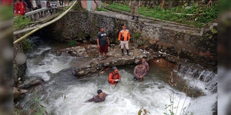 Tim gabungan melakukan evakuasi pencarian terkait korban yang terseret arus Curug Kembar di Kecamatan Cisarua, Kabupaten Bogor, Kamis (13/10/2022). Foto: Instagram/@kecamatan_cisarua