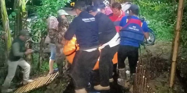 Tim SAR gabungan melakukan evakuasi jasad tiga pelajar yang terseret arus di Desa Batulayang, Kecamatan Cisarua, Kabupaten Bogor, Rabu (12/10/2022) malam. Foto: Dok. BPBD Kabupaten Bogor