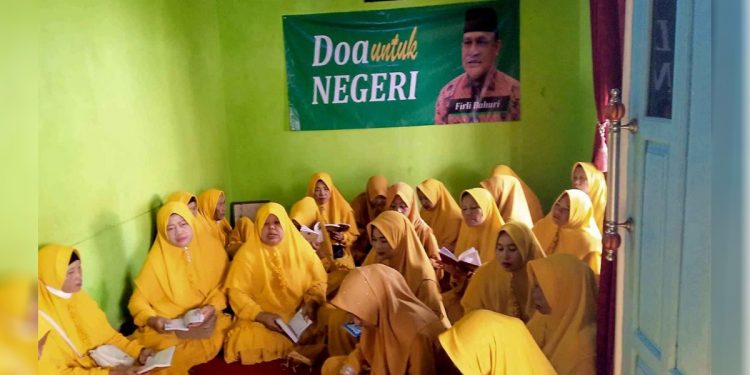 Jamaah majelis taklim muslimah di Kecamatan Lenteng, Kabupaten Sumenep, Provinsi Jawa Timur, menggelar acara Maulid Nabi dan Doa untuk Negeri, Jumat (28/10/2022). Foto: Istimewa