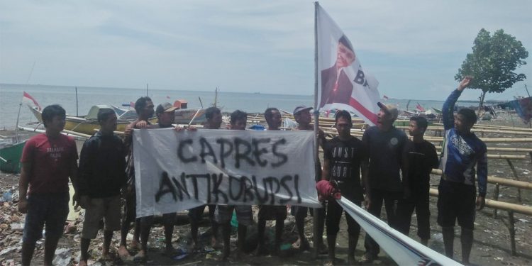Sekelompok nelayan mengibarkan bendera di atas perahu bergambar Ketua Komisi Pemberantasan Korupsi (KPK) Firli Bahuri, di Kabupaten Banggai, Provinsi Sulawesi Tengah. Foto: Istimewa