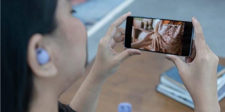 Bikin pengalaman belanja online kamu makin nyaman dengan Galaxy A33 | A53 | A73 5G yang hadir dengan layar, performa, dan baterai yang Awesome. Foto: Samsung for INDOPOS.CO.ID