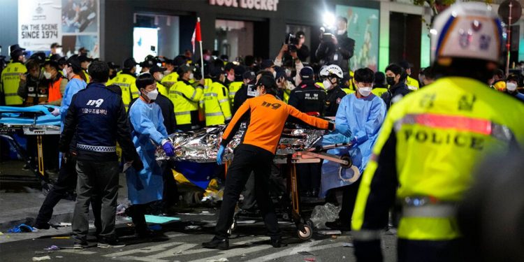 Petugas penyelamat mengevakuasi korban tragedi Halloween di Seoul. Foto: news.sky.com