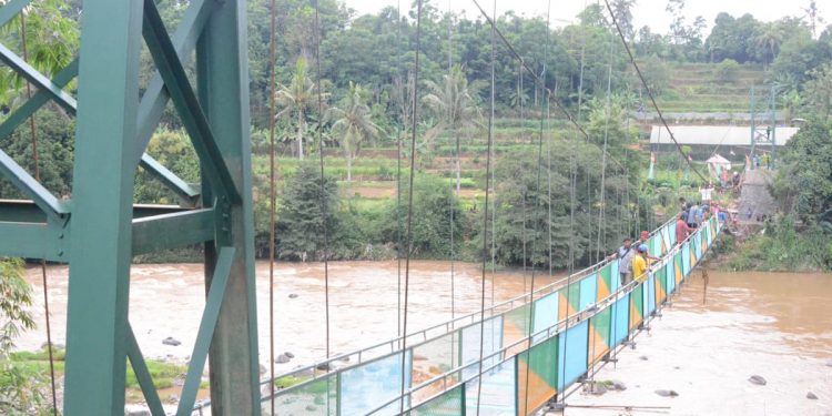 Pembangunan jembatan rawayan sepanjang 113 meter di Desa Mekarjaya Kecamatan Rumpin Kabupaten Bogor. Foto : Pemkab Bogor for Indopos.co.id