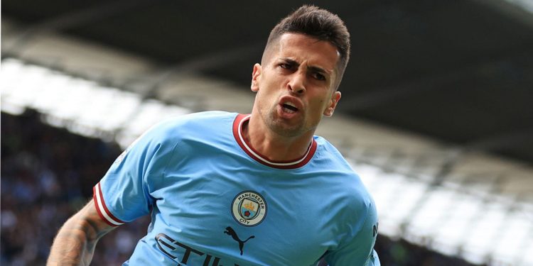 Joao Cancelo melakukan selebrasi setelah membuka skor untuk Man City melawan Southampton. Foto: skysports.com