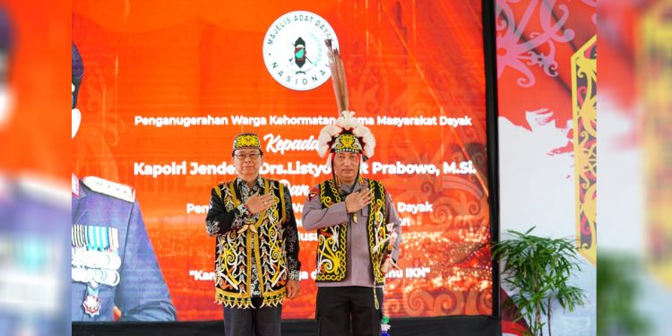 Kepala Kepolisian Negara Republik Indonesia (Kapolri) Jenderal Listyo Sigit Prabowo bersama tokoh adat Dayak. Foto: Divisi Humas Mabes Polri