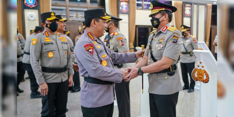 Kepala Kepolisian Negara Republik Indonesia (Kapolri) Jenderal Listyo Sigit Prabowo memimpin Upacara Serah Terima Jabatan (Sertijab) sejumlah Perwira Tinggi (Pati) Polri di Gedung Rupatama, Jakarta Selatan, Selasa (18/10/2022).