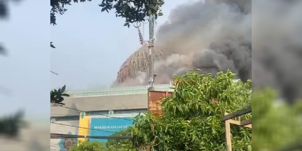 Polisi Sebut Kebakaran Kubah Masjid JIC Diduga Akibat Kelalaian - kebakaran masjid JIC kubah - www.indopos.co.id