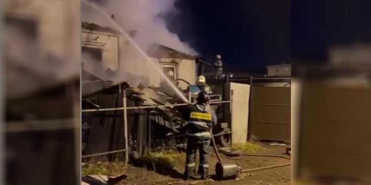 Petugas pemadam kebakaran sedang memadamkan api setelah insiden jet tempur Su-30 milik Rusia jatuh dan menabrak rumah warga. Foto: rt.com