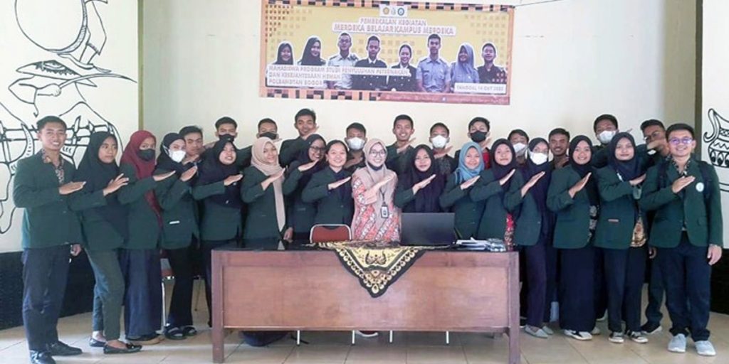 Implementasi MBKM, Mahasiswa Polbangtan Kementan Magang di Industri Sapi Perah dan Potong - kementan 2 - www.indopos.co.id