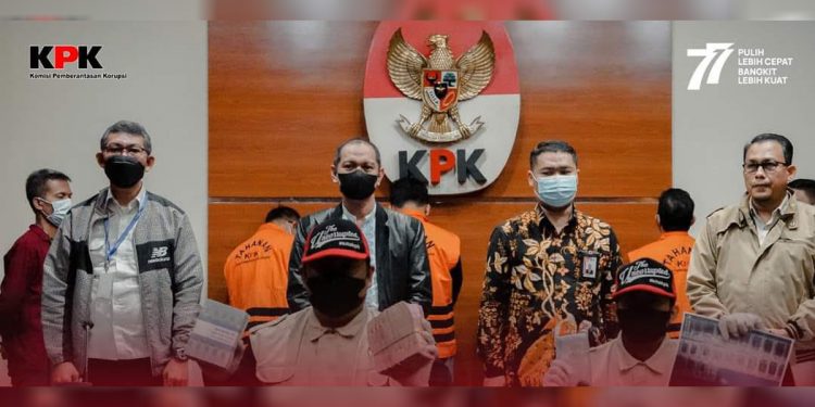 Rektor Universitas Lampung (Unila) Karomani (KRM) ketika ditetapkan tersangka oleh KPK di Gedung Merah Putih, Jakarta, Minggu (21/8/2022) dini hari. Foto: Dokumen KPK