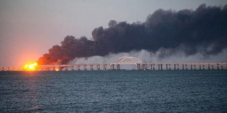 Sebagian Jembatan Krimea runtuh akibat terjadinya ledakan sebuah truk pada Sabtu (8/10/2022) waktu setempat. Foto: news.sky.com