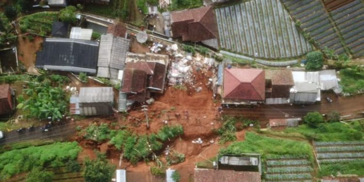 Foto udara lokasi kejadian tanah longsor di Desa Pasirdatar Indah, Kecamatan Caringin, Kabupaten Sukabumi, Jawa Barat, Senin (24/10/2022). Foto: BPBD Kabupaten Sukabumi