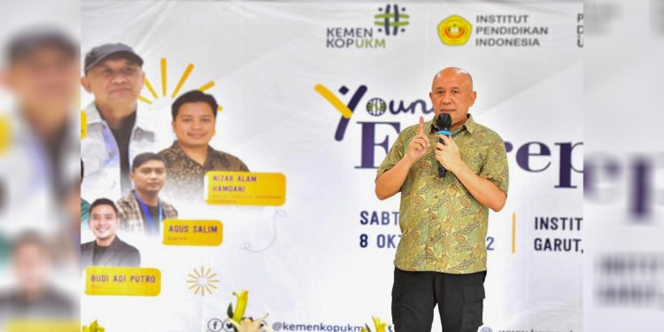 MenKopUKM Teten Masduki dalam acara Young Entrepreneur Wanted di Institut Pendidikan Indonesia (IPI) Garut, Jawa Barat, Sabtu (8/10). Foto: KemenKopUKM for indopos.co.id