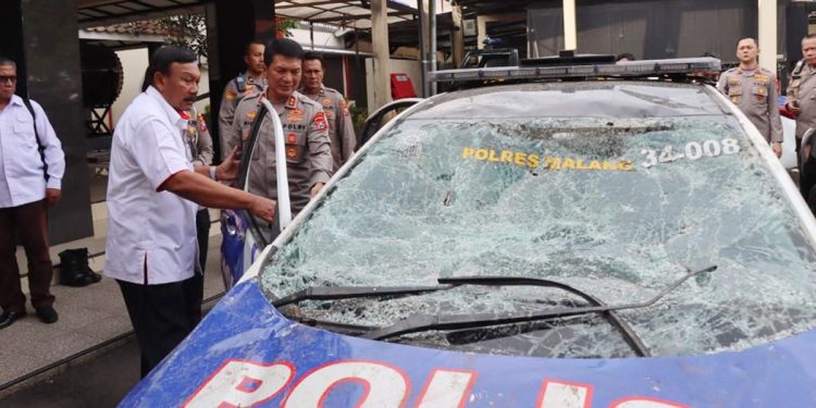 Kapolda Jatim Irjen Nico Afinta dampingi TGIPF melakukan pengecekan kendaraan dinas Polri maupun kendaraan milik pribadi yang rusak akibat kerusuhan di stadion Kanjuruhan Malang. Foto: Humas Jatim