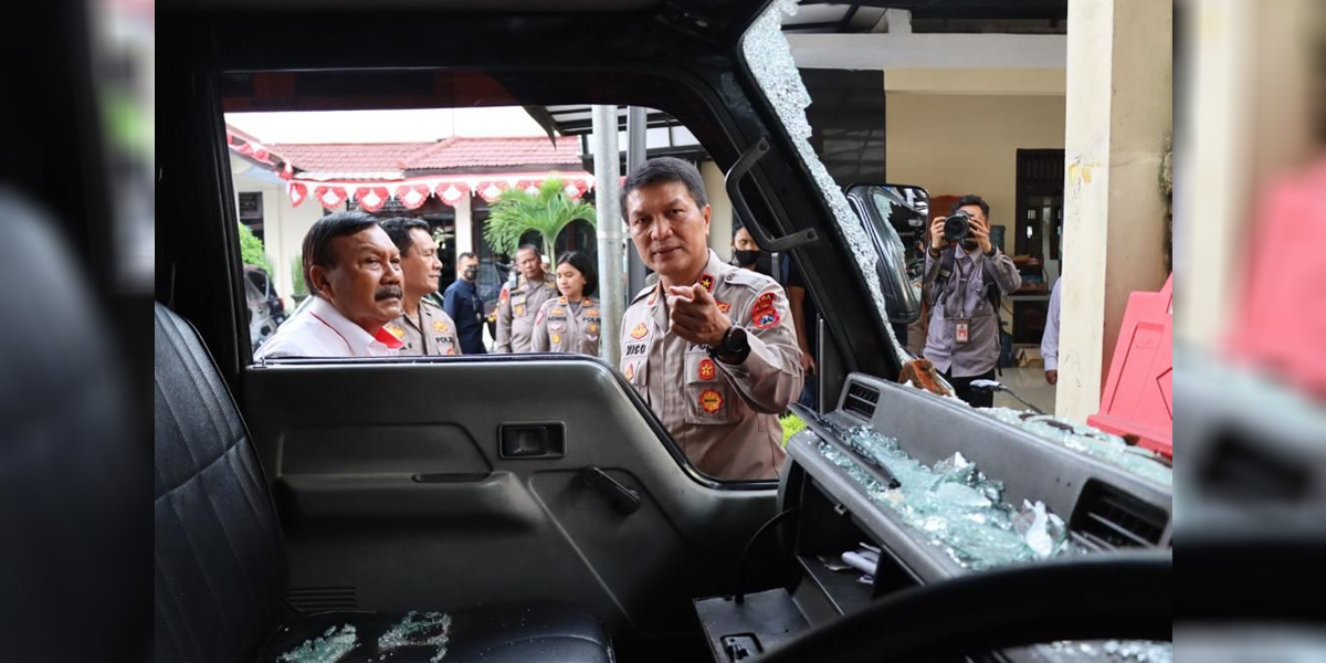 Kapolda Jatim Dampingi TGIPF Cek Kendaraan yang Rusak Akibat Kerusuhan Kanjuruhan - mobil rusak kanjuruhan1 - www.indopos.co.id