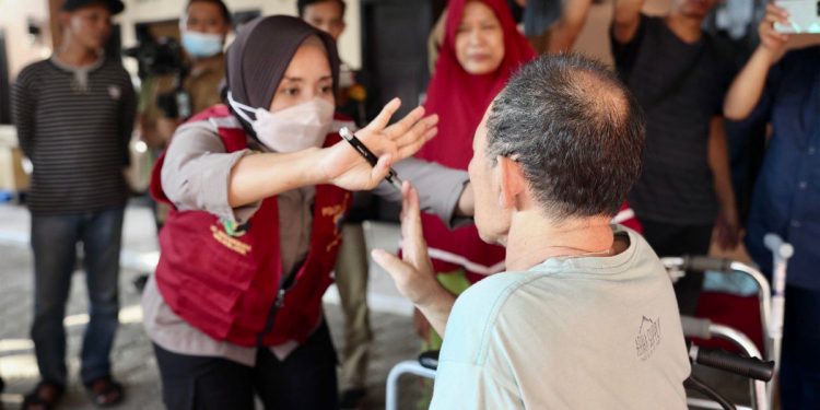 Tim Bidang Kedokteran dan Kesehatan Kepolisian Daerah (Polda) Jawa Timur menerjunkan dokter spesialis untuk memeriksa mata dan tubuh korban tragedi Kanjuruhan. Foto: Humas Polda Jatim