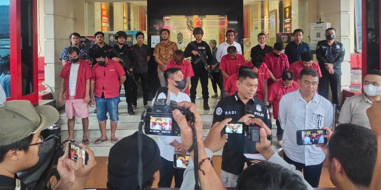 Kabid Humas Polda Sumut, Kombes Pol Hadi Wahyudi memberikan keterangan kepada wartawan terkait pengungkapan kasus perampokan spesialis pecah kaca, Sabtu (29/10/2022). Foto: Humas Polda Sumut