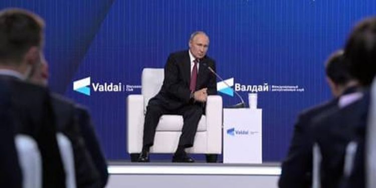 Presiden Rusia Vladimir Putin menghadiri sesi pleno forum Klub Diskusi Valdai di wilayah Moskow pada 27 Oktober 2022. Foto: rt.com