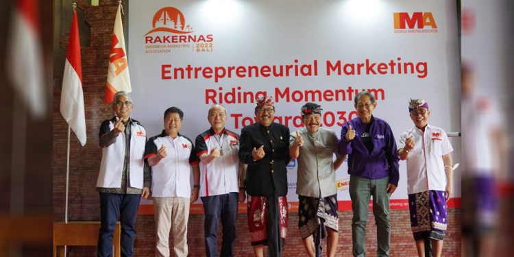 Pembukaan Rakernas IMA di Ubud, Bali yang mengusung tema Entrepreneurial Marketing : Riding Momentum Towards 2030 dihadiri oleh Co-Honorary IMA – Juan Permata Adoe (paling kiri), Ketua Senat IMA – Junardy (kedua dari kiri), President IMA – Suparno Djasmin (ketiga dari kiri), Wakil Gubernur Bali - Tjokorda Oka Artha Ardana Sukowati (tengah), Tetua Bali - Tjokorda Gde Putra Sukawati (ketiga dari kanan), Founder IMA – Hermawan Kertajaya (kedua dari kanan), dan Korwil IMA Bali – Ida Bagus Gede Sidharta Putra (paling kanan). Foto: IMA for indopos.co.id