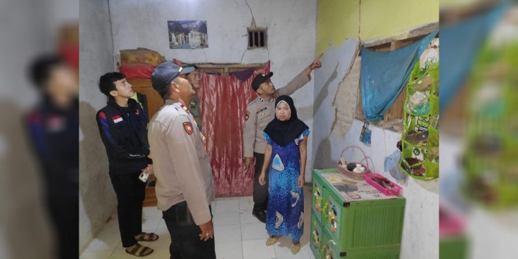 Salah satu rumah warga di Kecamatan Cirinten, Kabupaten Lebak, retak retak akibat gempa (Humas Polda Banten)