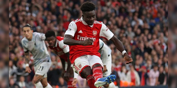 Bukayo Saka mencetak gol dari titik penalti untuk mengembalikan keunggulan Arsenal atas Liverpool. Foto: skysports.com