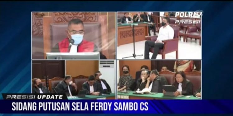 Tangkapan layar hakim ketua Wahyu Iman Santosa saat membacakan putusan sela di Pengadilan Negeri Jakarta Selatan, dengan terdakwa Ferdy Sambo. (YouTube Polri Tv)