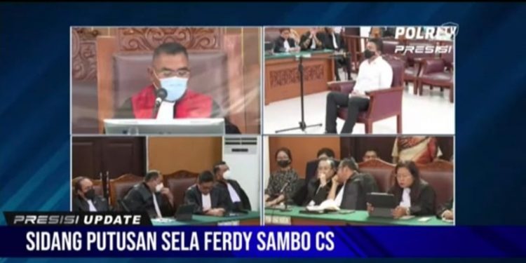 Tangkapan layar terdakwa Ferdy Sambo usai mendengarkan putusan sela kasus pembunuhan Brigadir J di Pengadilan Negeri Jakarta Selatan. Foto: YouTube Polri Tv