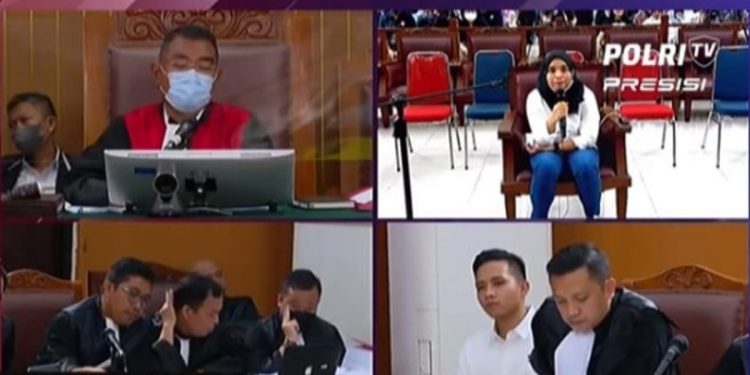 Tangkapan layar sidang lanjutan kasus pembunuhan Brigadir J di Pengadilan Negeri Jakarta Selatan dengan agenda pemeriksaan saksi ART Sambo, Susi (pojok kanan). (YouTube Polri Tv)