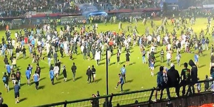 Suasana ricuh setelah pertandingan Arema FC kontra Persebaya di Stadion Kanjuruhan Malang, Jawa Timur. Foto: Twitter/ @TheInsiderPaper
