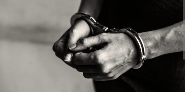 Ilustrasi seorang pria tangannya diborgol. Foto: Freepik