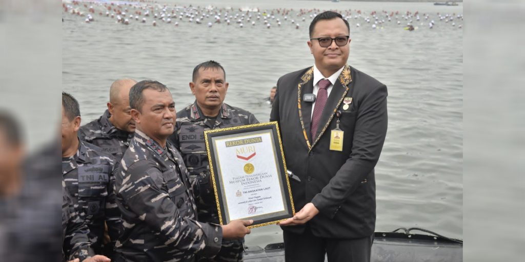 HUT ke-77 TNI, Aksi Water Trappen Pecahkan Rekor MURI - tni al - www.indopos.co.id