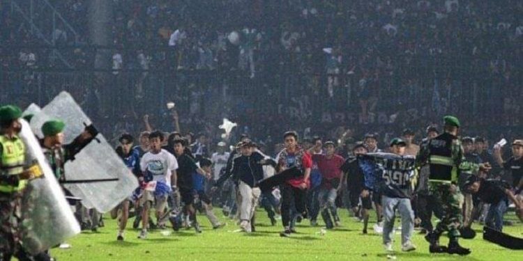 Kerusuhan pecah usai Arema FC vs Persebaya Surabaya di Stadion Kanjuruhan, Sabtu (2/10/2022) malam. Foto: Twitter/@TogiSihombing4