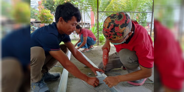Warga binaan Lapas Rangkasbitung dilatih teknik pemasangan baja ringan lanjutan (yasril/indopos.co.id)