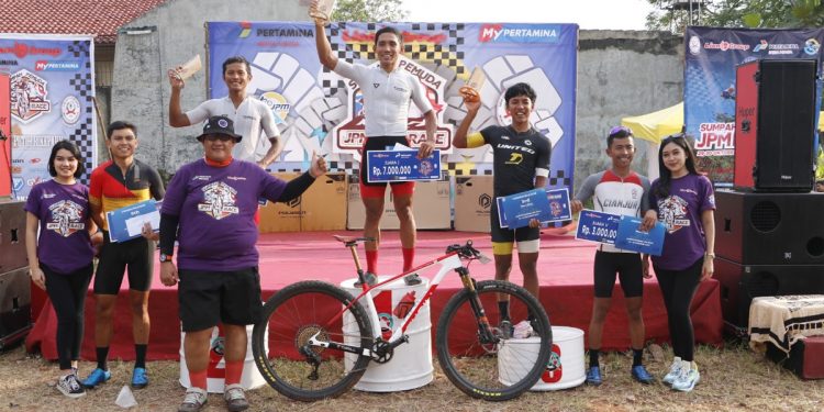 Zainal Fanani dan Muhammad Ihza akhirnya keluar sebagai juara satu dan dua kelas Men Elite pada event JPM Sumpah Pemuda Race 2022, di JPM Kayu Putih Bike Park, Pondok Cabe, Tangerang Selatan, Minggu (30/10).