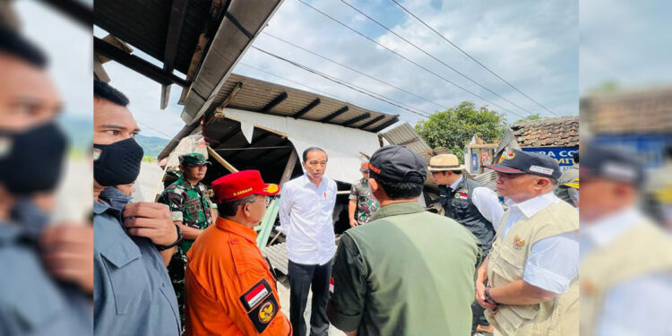 Jokowi-Di-Lokasi-Gempa-Cianjur