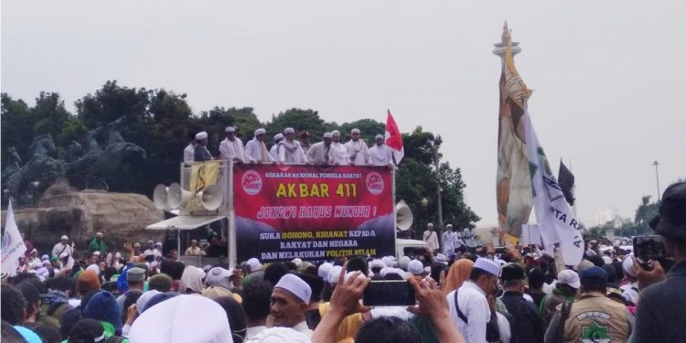 Gerakan Nasional Pembela Rakyat (GNPR) menggelar aksi bertajuk 411 di kawasan Patung Kuda, Jakarta Pusat. Foto: Indopos.co.id/Dhika Alam Noor