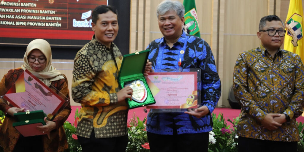 BPN Banten Raih Penghargaan Keterbukaan Informasi Publik - bpn banten - www.indopos.co.id