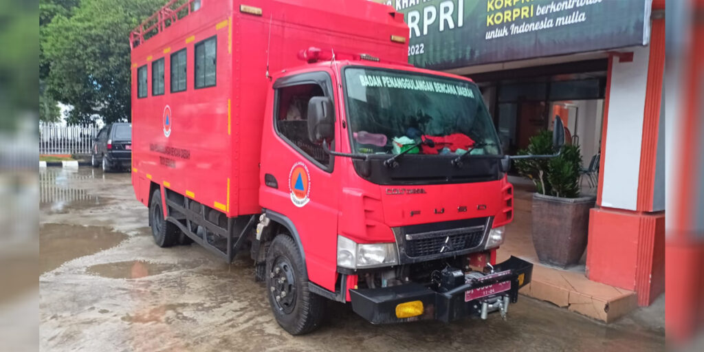 BPBD Sumbar Kirim 1,3 Ton Rendang untuk Korban Gempa Cianjur - bus bnpb - www.indopos.co.id