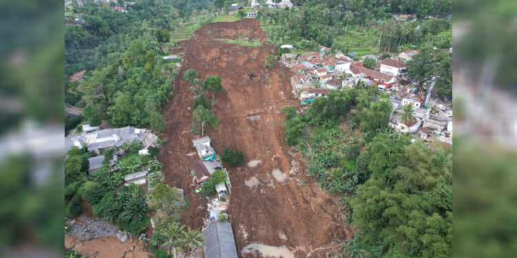 Tanah longsor yang disebabkan oleh gempa bumi berkekuatan magnitudo 5,6 mengguncang Kabupaten Cianjur, Provinsi Jawa Barat. Foto: Dokumen BNPB