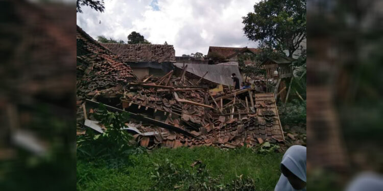 Kondisi rumah warga rusak akibat dampak gempa bumi berkekuatan magnitudo 5,6 menggoyang Cianjur. Foto: Dok BPBD Cianjur