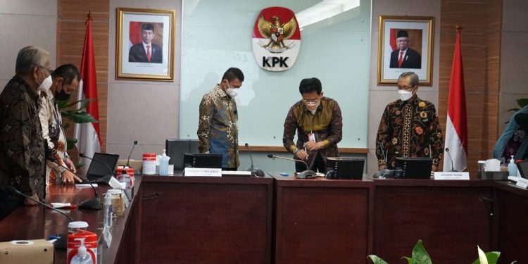 Wakil Ketua KPK yang baru Johanis Tanak menandatangani pakta integritas. (Humas KPK)
