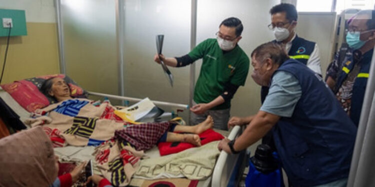Menteri Kesehatan (Menkes) Budi Gunadi Sadikin saat meninjau kesiapan rumah sakit di Cianjur pascagempa magnitudo 5,6 baru-baru ini. Foto: Dok Kemenkes