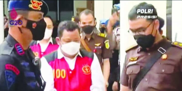 Terdakwa Ricky Rizal Wibowo dan Kuat Maruf hendak memasuki ruang sidang di Pengadilan Negeri Jakarta Selatan. Foto: YouTube Polri Tv