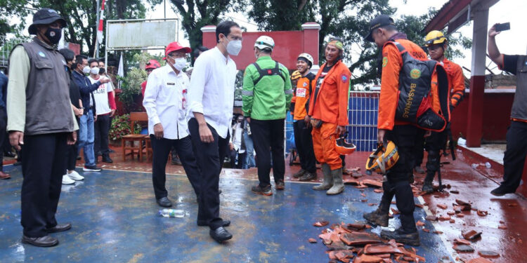 Mendikbudristek meninjau satuan pendidikan korban gempa Cianjur. Foto: Kemdikbudristek for INDOPOS.CO.ID