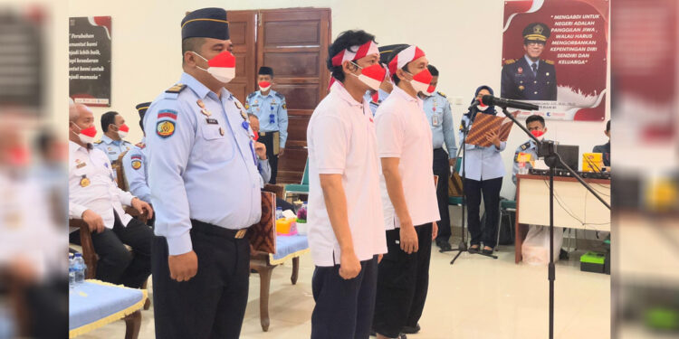Dua narapidana tindak pidana terorisme di Lapas Kelas I Tangerang menyatakan Ikrar Setianya kepada NKRI pada Rabu (23/11/2022). Foto: Sumber Ginting/indopos.co.id