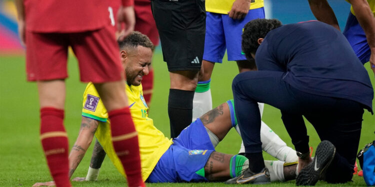 Neymar mengalami cedera pergelangan kaki dan membutuhkan perawatan. Foto: skysports.com